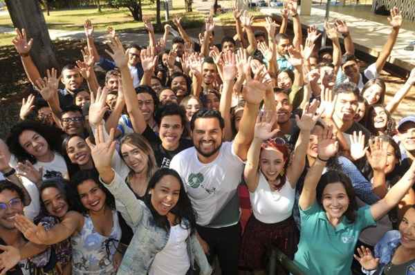 Pela primeira vez, um projeto da capital federal foi selecionado em programa de liderança juvenil do governo dos EUA voltado para 36 países da América Latina e do Caribe. Ex-aluno da rede pública, Rubenilson Cerqueira (foto), idealizador do cursinho gratuito para alunos de baixa renda pretende usar a oportunidade para encontrar meios de expandir a iniciativa, que atende 480 alunos por ano em Brasília, para o restante do país