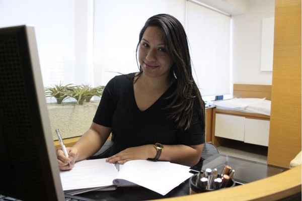 Mariana trabalha como secretária e usa o horário de almoço para estudar