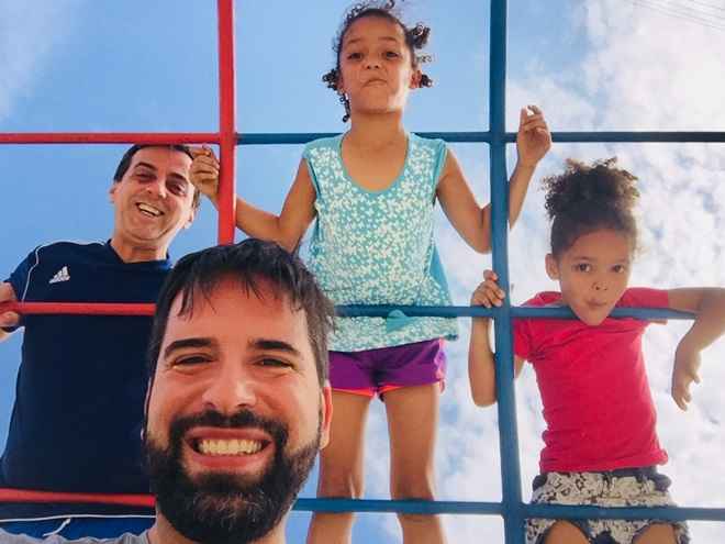 Ricardo e seu companheiro Jair adotaram duas irmãs e hoje constituem uma família