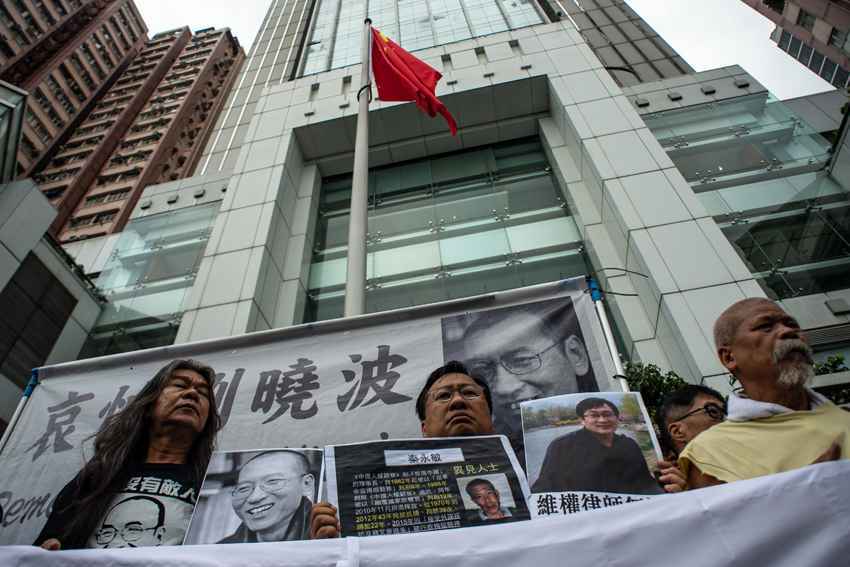 Dezenas de militantes se reuniram diante do escritório, pendurando uma foto de Liu Xiaobo na parede, antes de uma manifestação