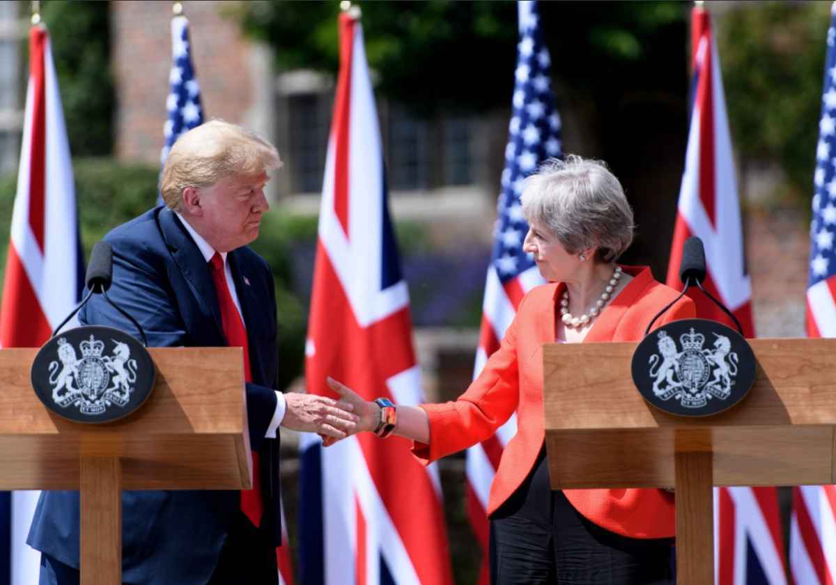 Trump e May andaram de mãos dadas pelos últimos metros até o pódio de sua coletiva de imprensa em Chequers, a casa de campo da primeira-ministra nos arredores de Londres