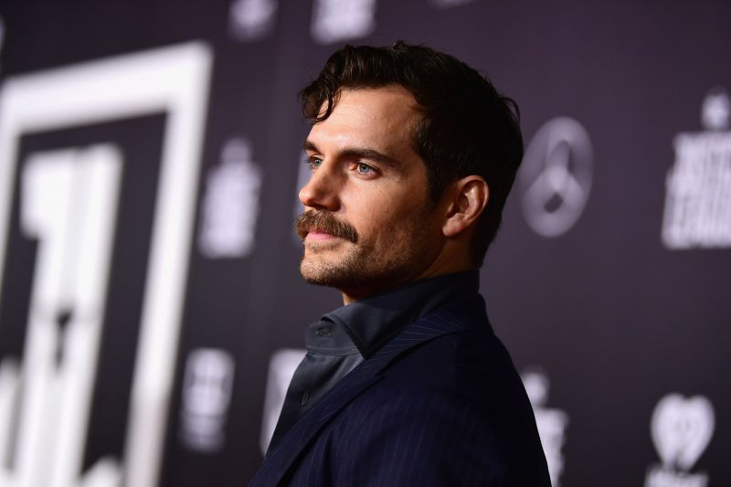 Caras  Henry Cavill apresenta a nova namorada