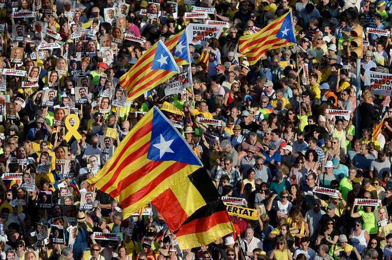 O protesto foi organizado depois que nove líderes catalães que estavam detidos perto de Madri foram transferidos para prisões na Catalunha, em uma tentativa de Madri de diminuir as tensões nesse tema