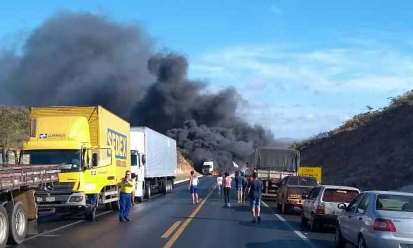 Vítimas fatais estavam em carreta incendiada e em dois carros de passeio. Segundo bombeiros, no total, são 53 feridos