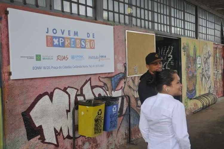 Foto tirada em frente a sede do Jovem de Expressão