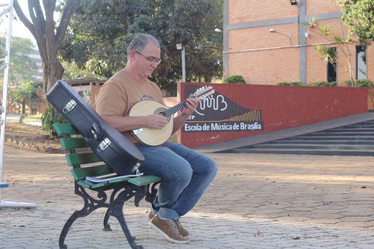 Muitas pessoas, mesmo sem querer seguir uma carreira profissional, aprimoram os estudos em cursos como os do Clube do Choro