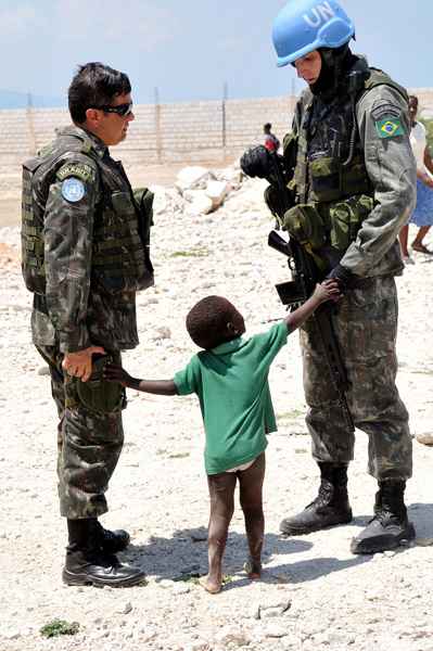 Para a mostra, foram selecionadas cinco fotografias do jornal, produzidas por Breno Fortes e Marcelo Ferreira, todas feitas no Haiti