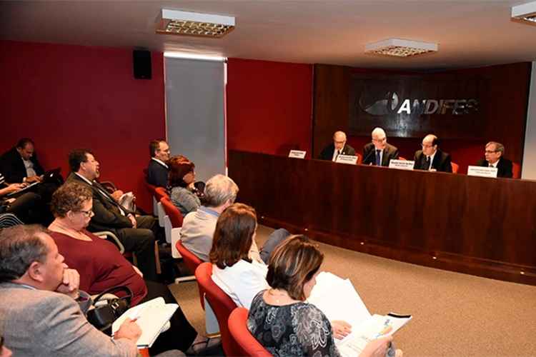 O documento tem por tema 
