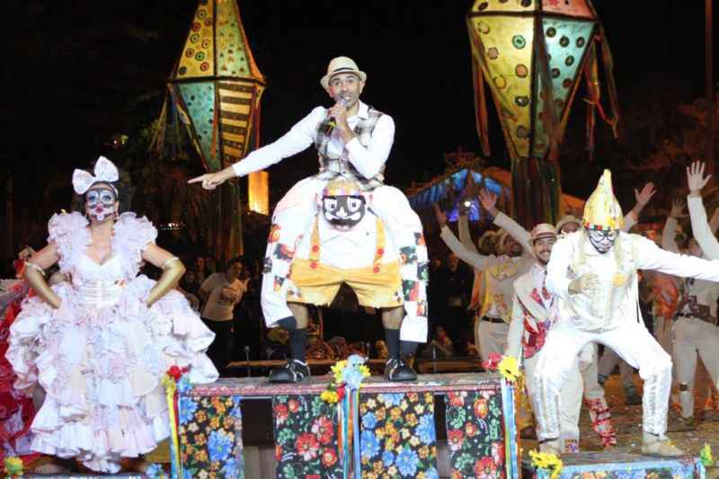 Cenas do espetáculo O casamento de Matheus e Catirina: olhar singular entre a dança clássica e a festa popular