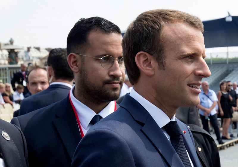 Benalla, de 26 anos, e Vincent Crase, um funcionário do partido do Macron que também estava na manifestação, foram detidos na sexta-feira