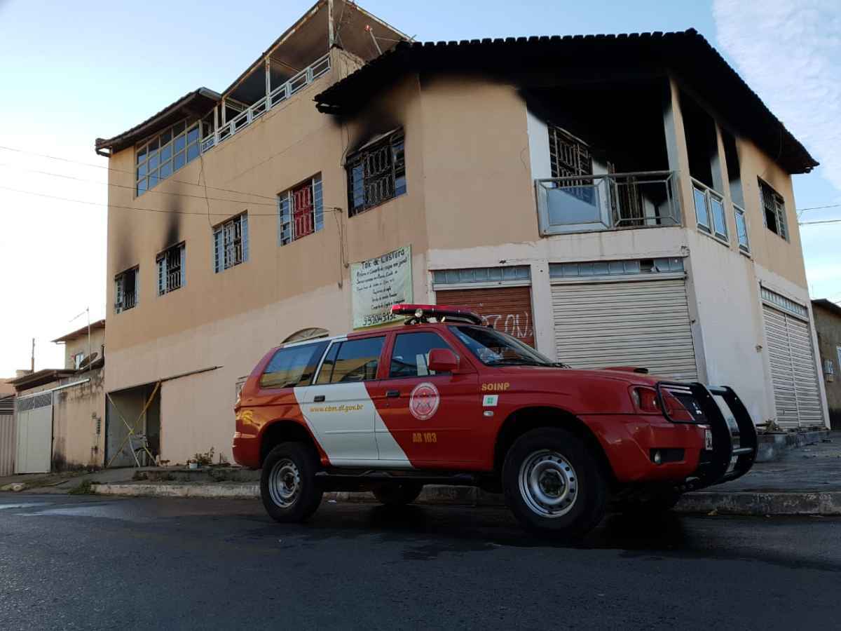 Só o imóvel de cima do conjunto de casas foi atingido