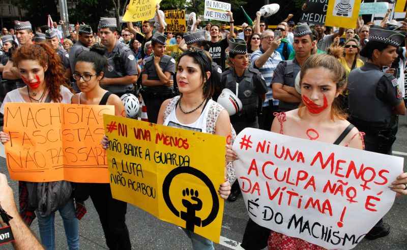 Grupo de mulheres se manifestando contra o estupro de uma jovem argentina, na Avenida Paulista