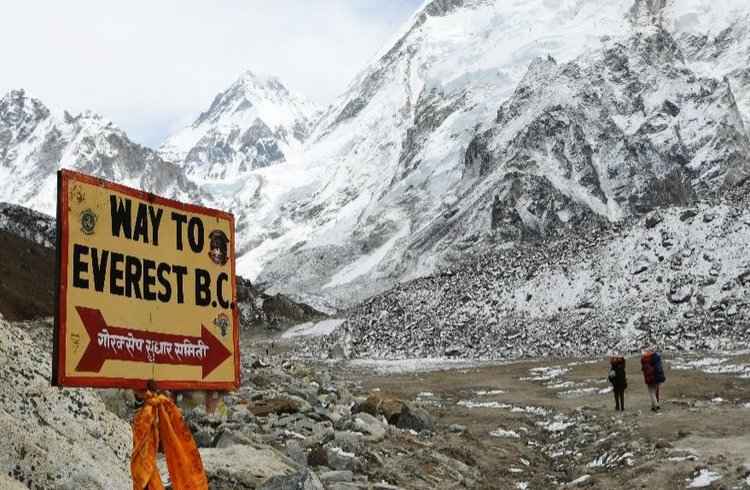 Placa indicando o Monte Everest