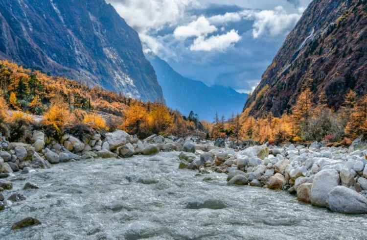 Montanhas localizadas no Nepal e na Índia