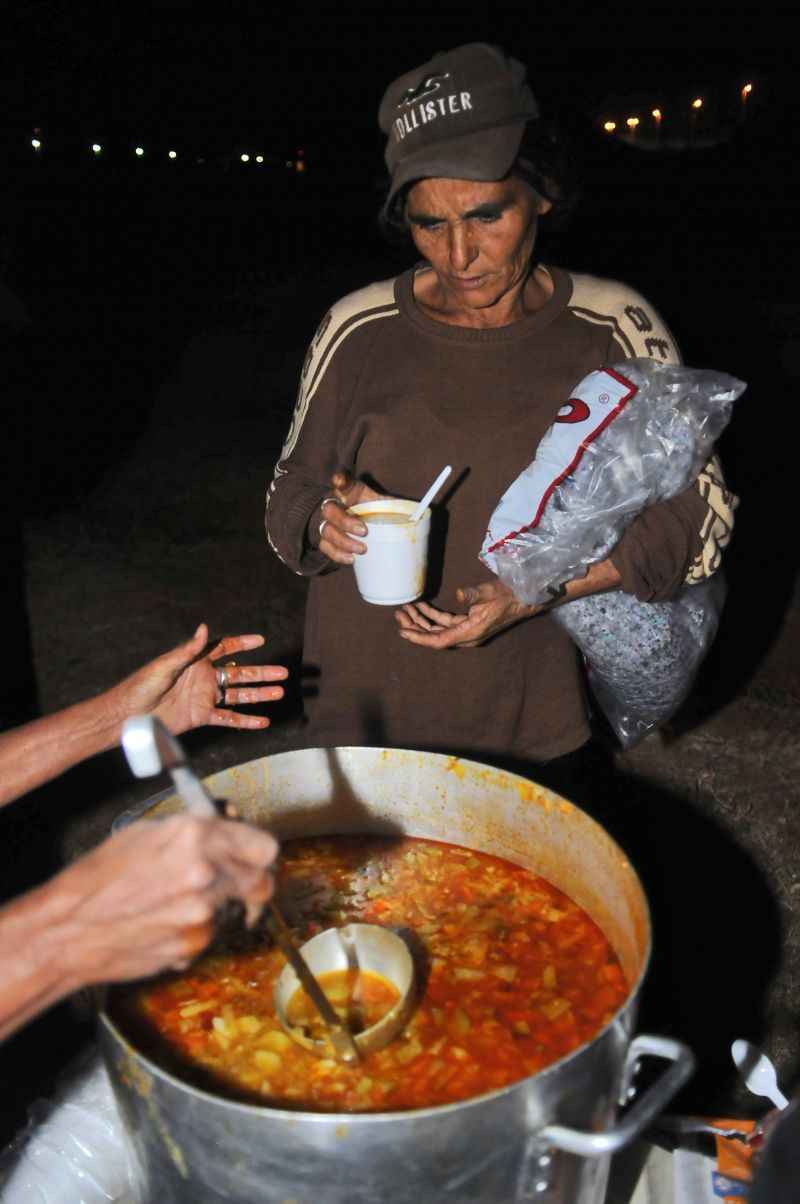 Na Caminhada Solidária, voluntários da associação ofereceram sopa e cobertores a moradores de rua