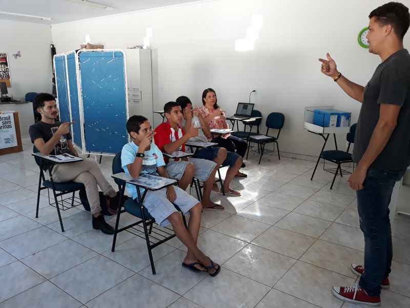 Crianças participam de aula sobre a Língua Brasileira de Sinais (Libras), uma das atividades gratuitas