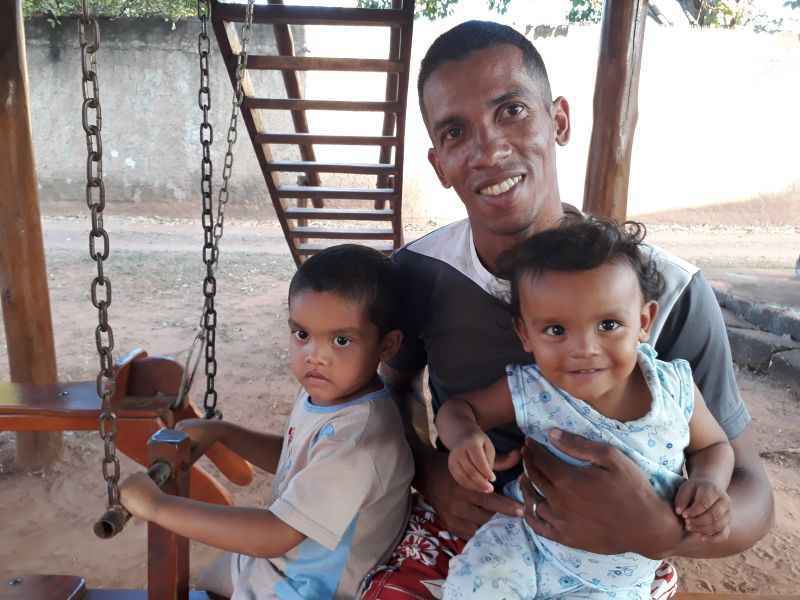 Martins Rosa, com os filhos, de 1 e 3 anos: 