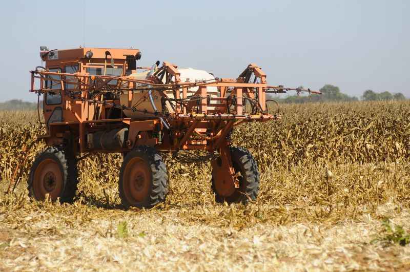 Trator em atividades agricolas da empresa argentina El Tejar, também conhecida como O Telhar Agropecuária LTDA