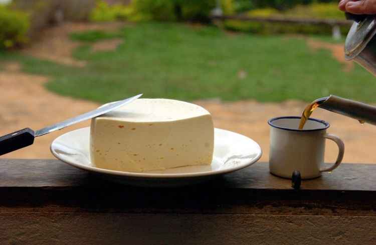 Café sendo servido com queijo mineiro