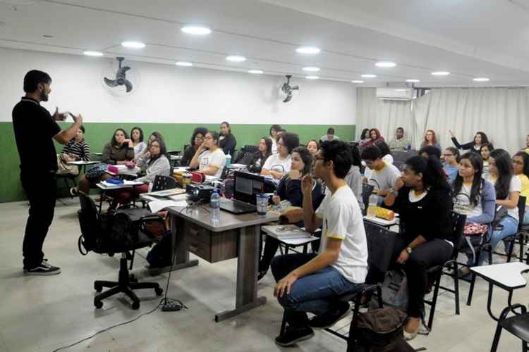 Professor com alunos em sala de aula