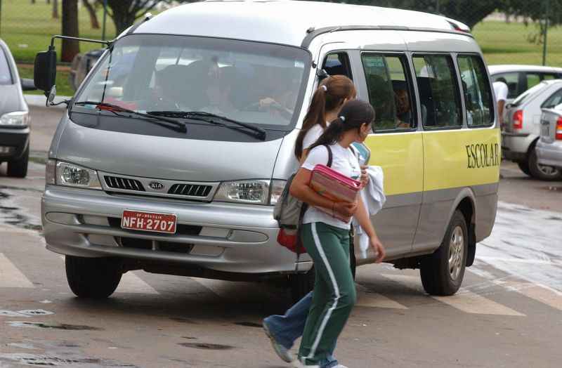 Motoristas devem ficar atentos também à travessia de estudantes nas faixas de pedestres