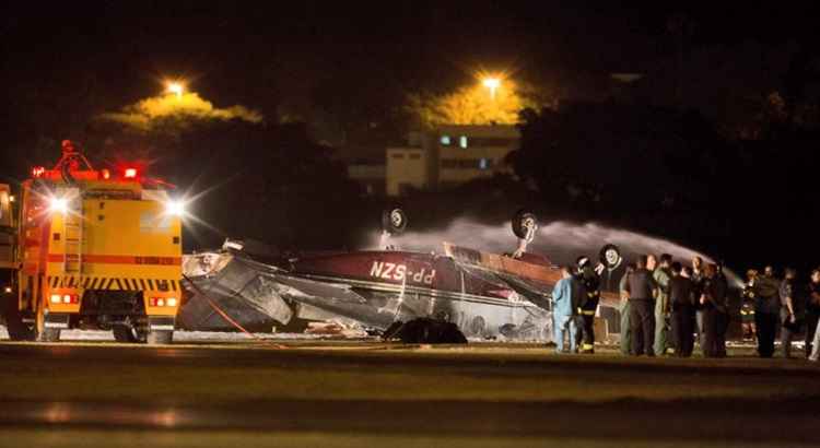 Segundo testemunhas, o piloto tentou pousar por 3 vezes sendo que na última o avião chocou-se contra a pista