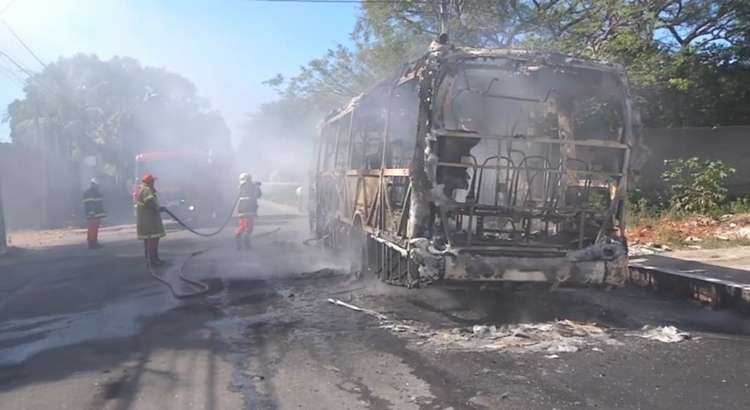 15 ônibus foram destruídos em ataques incendiários