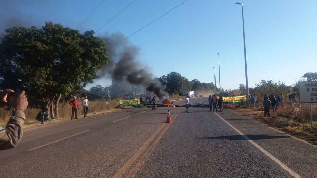 Manifestantes bloqueiam DF-001, perto do Lago Oeste, para pedir o asfaltamento da via