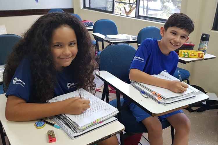 Anna Luísa Lopes e Rodrigo Couto estudam em cursinho preparatório para a prova do CMB