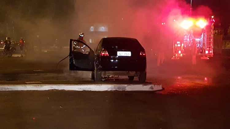 Motorista percebeu o princípio de incêndio e parou o carro no estacionamento do Fórum do Gama