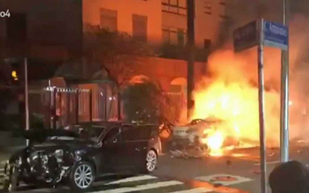 Carros colidem, um pega fogo e mata 3 na Vila Olímpia, em SP