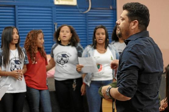 O professor de música Maurício Max compôs a canção que os estudantes tocarão no evento