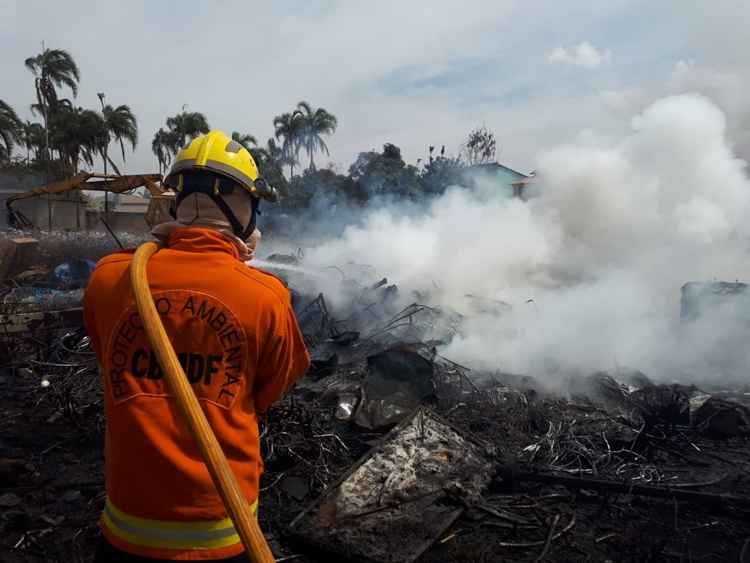 Os bombeiros controlaram o incêndio após 1h30 de ocorrência