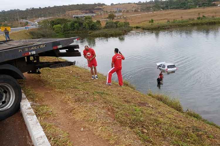 Bombeiros retiram veículo que caiu no Lago Paranoá após acidente