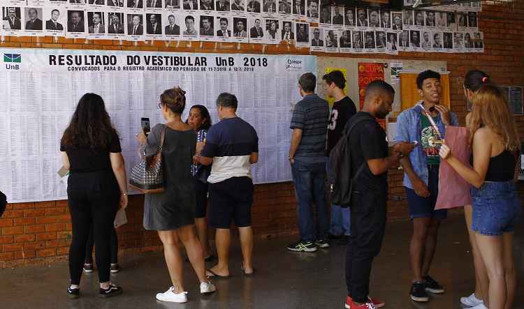 Estudantes conferem resultado de vestibular em painel na UnB