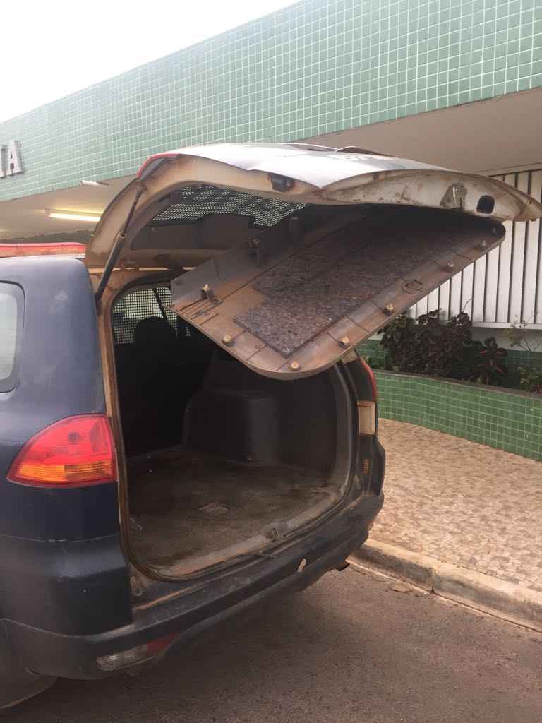 Viatura da PM foi danificada pelo preso, que tentou fugir do carro em movimento