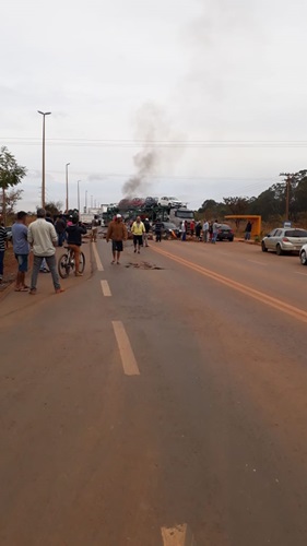 Moradores de assentamento da Estrutural queimam pneus para evitar derrubada