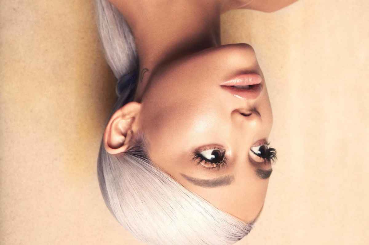 Capa do disco 'Sweetener', de Ariana Grande. A imagem é um retrato do rosto da cantora, de ponta-cabeça