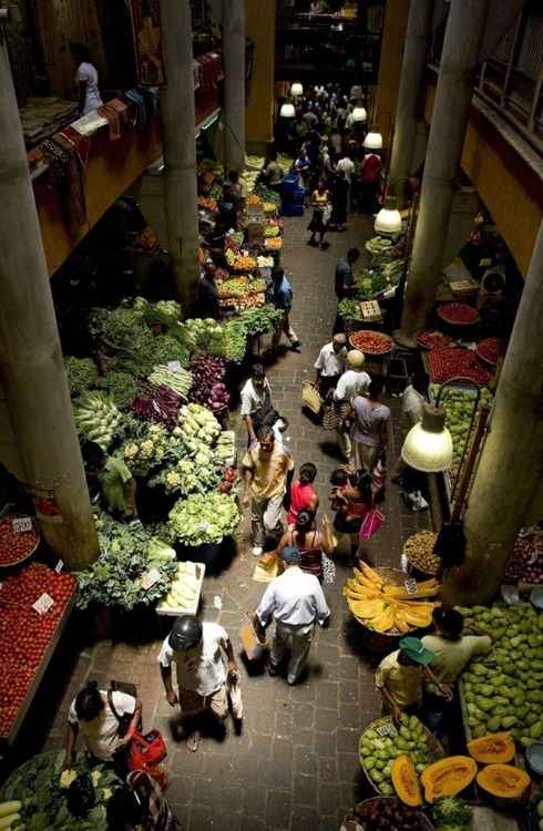 Turistas aproveitam feira de Port Louis