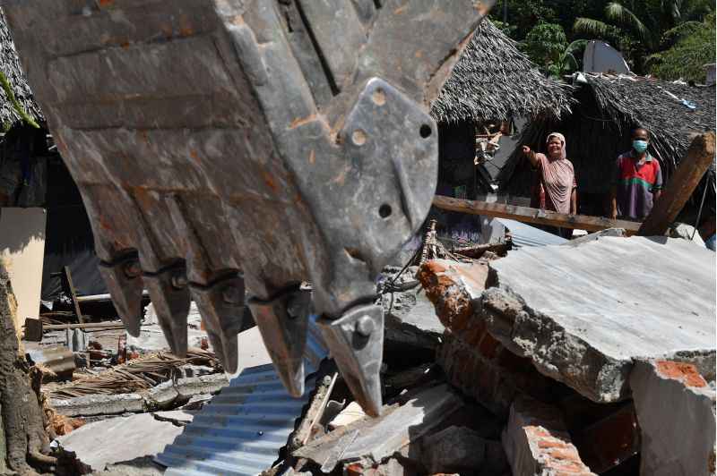 O primeiro deles, de magnitude 6,3, foi registrado em Lombok, neste domingo. Horas mais tarde, outro sismo de magnitude 6,9, voltou a abalar a ilha