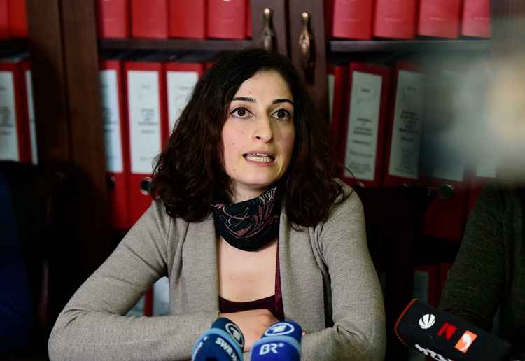 Mesale Tolu, que está sendo julgada na Turquia por acusações relacionadas ao terrorismo