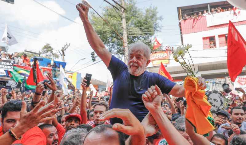 Lula, que pode ter candidatura barrada pela Justiça, teve leve melhora em seus números