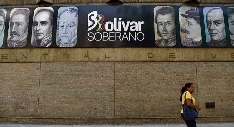 Nesta segunda-feira, entrou em vigor o chamado 'bolívar soberano', com novas notas com cinco zeros a menos