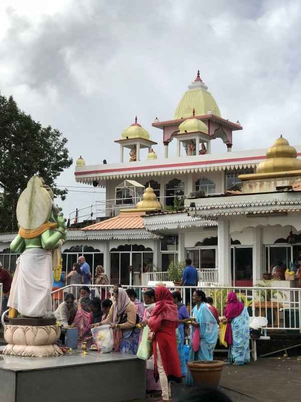 O templo Ganga Talao reúne os fiéis. Culturas e religiões em harmonia