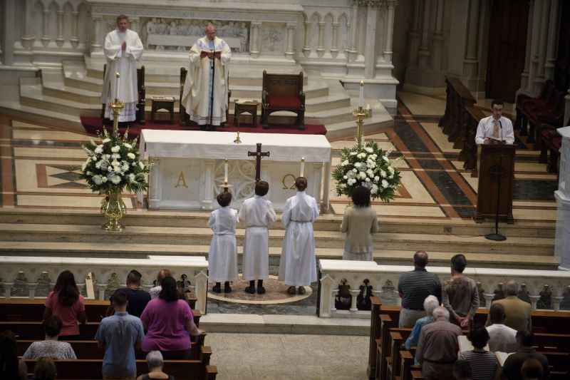 Missa pela assunção da Virgem Maria, na Catedral de São Paulo, em Pittsburgh, na Pensilvânia: 300 padres abusaram de mil crianças em 70 anos