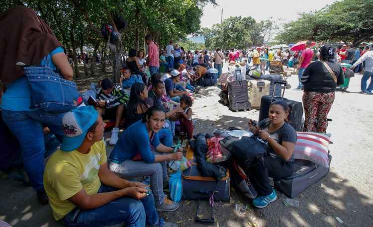 A crise que atinge a Venezuela vem provocando uma grande onda migratória aos países vizinhos, como Brasil, Equador e Colômbia