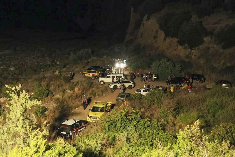 Equipes de resgate são vistos no Desfiladeiro de Raganello, no sul do país