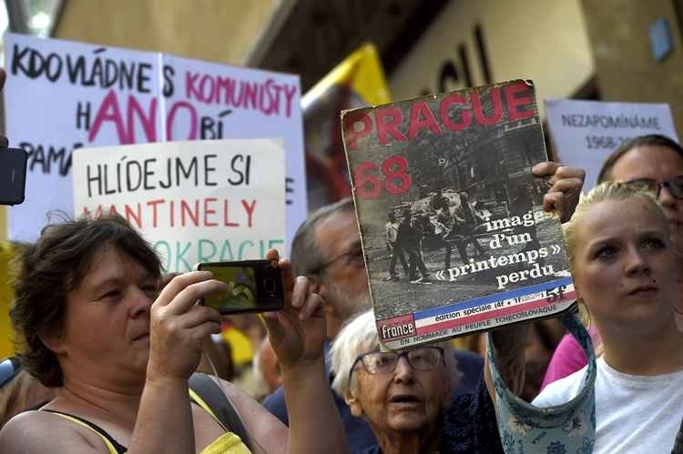 Pessoas manifestam contra o governo durante as comemorações do 50º aniversário da invasão soviética da antiga Tchecoslováquia, em 1968.