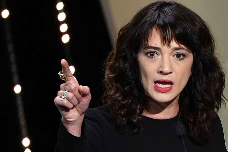 A atriz italiana e um das responsáveis pela onda denuncias dos abusos sexuais em Hollywood, Asia Argento, negou tido um relacionamento sexual há cinco anos com uma adolescente menor de idade.