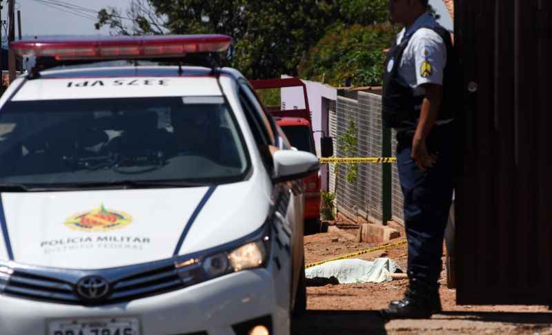 Carro da PM na frente de casa